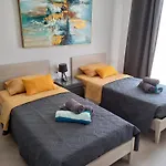 Yellow Hill Penthouse Апартаменты *