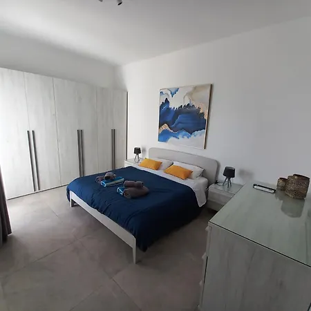 Апартаменты Yellow Hill Penthouse