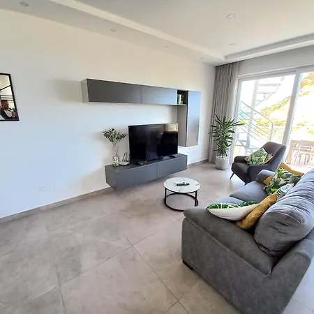 Yellow Hill Penthouse Apartment *